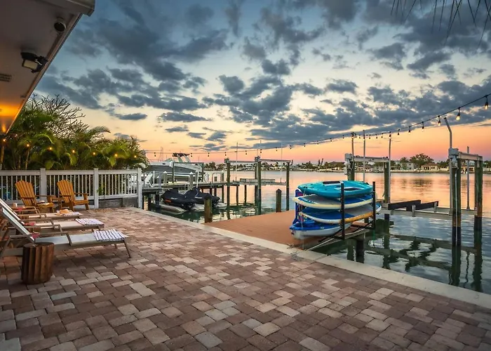 Waterfront Duplex W/ Hot Tub, Bikes, Kayaks, Sup Apartment Clearwater Beach